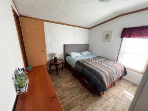 Postel nebo postele na pokoji v ubytování Bloomington's Cozy Model Home