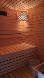 sauna in legno con finestra e vasca di Villa Celeste a Murazzo