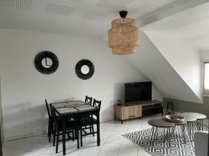 Televízia a/alebo spoločenská miestnosť v ubytovaní Appartement T3 rénové 60m2 proche centre Colmar