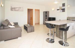 Una cocina y una sala de estar con una mesa y un sofá. en Beautiful Home In Barjac With Wifi, en Barjac