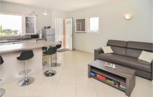 מטבח או מטבחון ב-Beautiful Home In Barjac With Swimming Pool