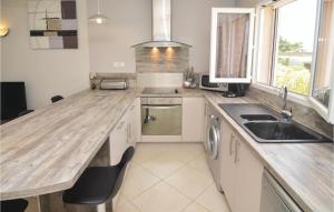 Una cocina con encimera de madera y fregadero. en Beautiful Home In Barjac With Wifi, en Barjac