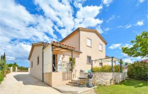 una casa de ladrillo con balcón y cielo azul en Beautiful Home In Barjac With Wifi, en Barjac 17 fotos más