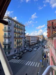 een uitzicht op een straat met geparkeerde auto's bij La casa di Ale 69 in Napels