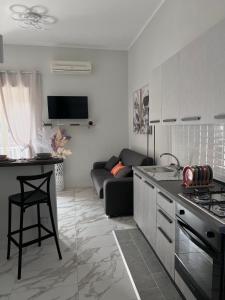 een keuken en een woonkamer met een bank bij La casa di Ale 69 in Napels