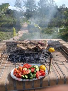 un piatto di verdure e carne su un grill di Azalea garden appartment with mountain view a Kremasti