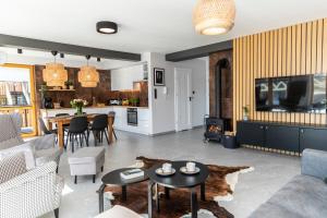 a living room with a couch and a table at Apartament Czorsztyn in Kluszkowce