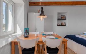 Un pat sau paturi într-o cameră la Beautiful Apartment In Novi Vinodolski +12 fotografii
