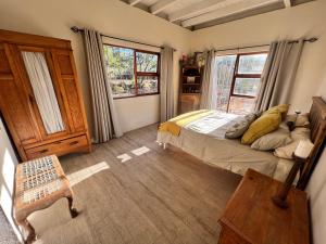 1 dormitorio con cama y ventana en Miskloof Farm, en Matjiesrivier
