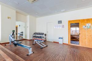 einen Fitnessraum mit zwei Laufbändern und Gewichten in einem Zimmer in der Unterkunft GEMELOS sea view apartment in Benidorm