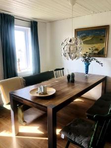 einen Tisch im Wohnzimmer mit Esszimmer in der Unterkunft Hus på 100 m2 ved skov in Hårlev