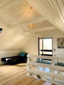 een kamer met een witte kamer met een plafond bij Hus på 100 m2 ved skov in Hårlev