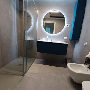 ein Bad mit einem Waschbecken und einem Spiegel in der Unterkunft Casa Ciliegi 3 in Marostica