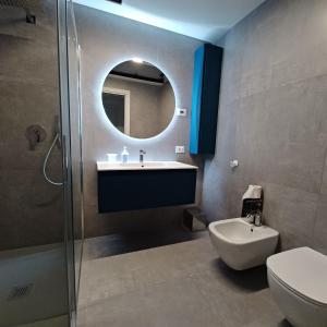 ein Badezimmer mit einem Waschbecken, einem WC und einem Spiegel in der Unterkunft Casa Ciliegi 3 in Marostica