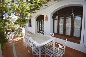 a white table and chairs on a patio at Casa Rural Almonaster la Real, Marques de Robledal in Almonaster la Real