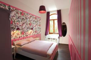 um quarto rosa com uma cama e uma janela em Swiss villa in the Danube Bend em Nagymaros