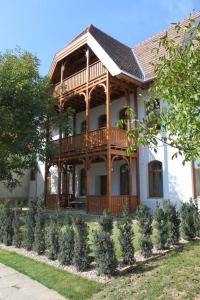 uma casa grande com um deque ao lado em Swiss villa in the Danube Bend em Nagymaros