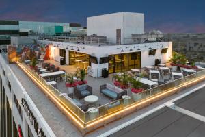 an overhead view of a building with a patio at TownePlace Suites by Marriott New Orleans Downtown/Canal Street in New Orleans