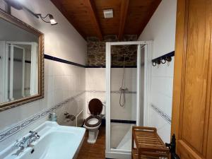 Un baño de Casa Rural O Vilar