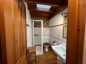 Un baño de Casa Rural O Vilar