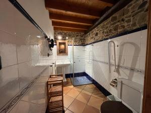 Casa Rural O Vilar في Mera de arriba: حمام مع دش ومغسلة