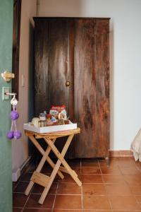 Una mesa en una habitación con puerta de madera en Casa de la Flia. Sánchez en Humahuaca