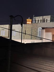 ein Gebäude mit einem Nachtlicht darüber in der Unterkunft Hotel Guest House GOLDEN DEGREZ in Buxoro