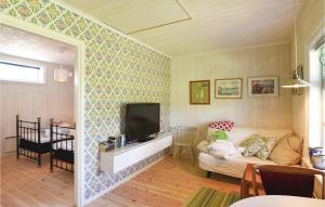 un soggiorno con divano e TV a schermo piatto di Lovely Home In Hinds With Kitchen a Hindås
