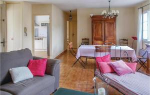 un soggiorno con 2 divani e un tavolo con cuscini rosa di Lovely Home In Les Angles With Private Swimming Pool, Can Be Inside Or Outside a Les Angles Gard