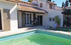 una casa con piscina di fronte a una casa di Lovely Home In Les Angles With Private Swimming Pool, Can Be Inside Or Outside a Les Angles Gard