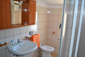 W łazience znajduje się umywalka, toaleta i prysznic. w obiekcie Marina's apartment Ogliastra w mieście Lotzorai +32 zdjęcia