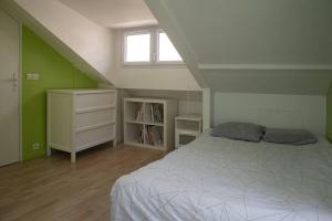 a bedroom with a bed and green walls and a window at Villa Manarola - 10pers/4Ch - jacuzzi & jardin in Longjumeau