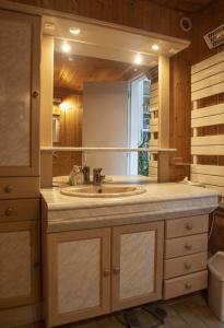 a bathroom with a sink and a large mirror at Villa Manarola - 10pers/4Ch - jacuzzi & jardin in Longjumeau
