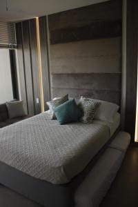 1 cama con almohadas en el dormitorio en Apartaestudio acceso al mar, en Cartagena de Indias