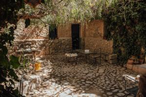 un patio de piedra con una pared de piedra y árboles en Casa de la Flia. Sánchez en Humahuaca