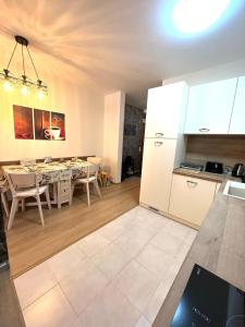eine Küche und ein Esszimmer mit einem Tisch und Stühlen in der Unterkunft Апартамент Ренета Apartment Reneta in Welingrad