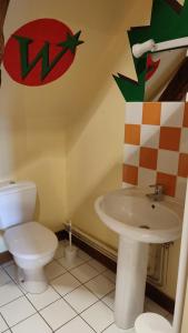 uma casa de banho com um WC e um lavatório em Le Relais des Fontaines em Nouans-les-Fontaines