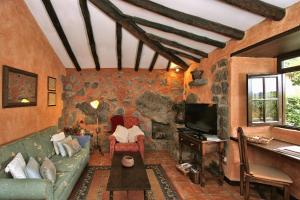 a living room with a couch and a tv at Rural Las Llanadas in Los Realejos