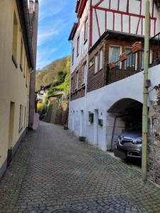 an alley with a car parked on the side of a building at Ferienhaus Larina in Cochem