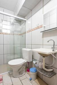 a bathroom with a toilet and a sink at Pousada Guarulhos in Guarulhos