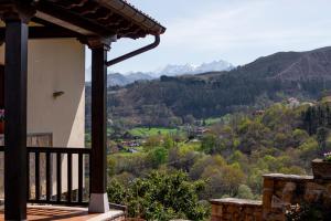 un balcón de una casa con vistas a las montañas en Vivienda Vacacional La Prida, en Cangas de Onís