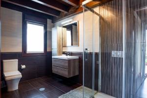 ein Badezimmer mit Waschbecken und Glasdusche in der Unterkunft Vivienda Vacacional La Prida in Cangas de Onís + 17 Fotos