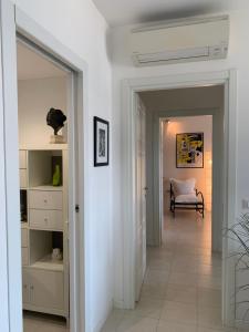 un couloir avec une porte menant à un salon dans l'établissement Poetto Apartment, à Quartu SantʼElena