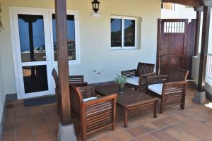 une terrasse avec des chaises en bois, une table, une table et des chaises dans l'établissement Las Chimeneas, à Icod de los Vinos