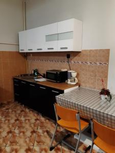 Kuchyň nebo kuchyňský kout v ubytování Helga Apartman