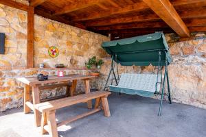 ein Raum mit einem Tisch und einer Bank und einem Zelt in der Unterkunft Vivienda Vacacional La Prida in Cangas de Onís