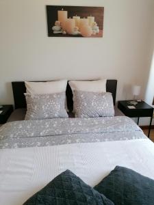 1 dormitorio con 1 cama grande y 2 almohadas en Logies Lily, en Oudenburg