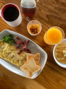 Možnosti snídaně pro hosty v ubytování La Piña, Rio Celeste