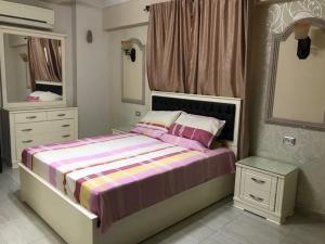 una camera con un letto e un grande specchio di Royal Palace apartment 5 Stars a Il Cairo
