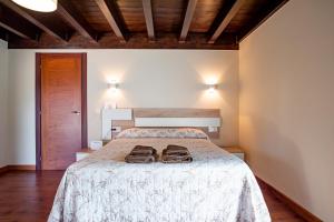 ein Schlafzimmer mit einem Bett mit zwei Handtüchern darauf in der Unterkunft Vivienda Vacacional La Prida in Cangas de Onís